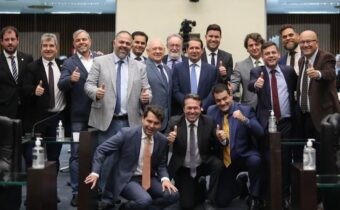 Deputado Amaro posa para foto na sessão plenária