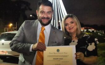Deputado Alexandre Amaro é diplomado para seu segundo mandato em cerimônia especial do TRE