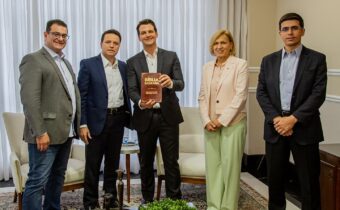 Prefeito Eduardo Pimentel visita o templo Maior de Curitiba