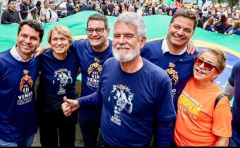 Amaro participa da Marcha pra Jesus em Curitiba ao lado de autoridades do Estado