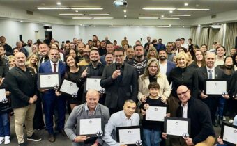 Amaro homenageia atletas de Fisiculturismo e Powerlifting em Curitiba em noite histórica