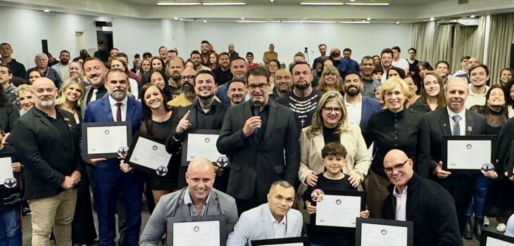 Amaro homenageia atletas de Fisiculturismo e Powerlifting em Curitiba em noite histórica